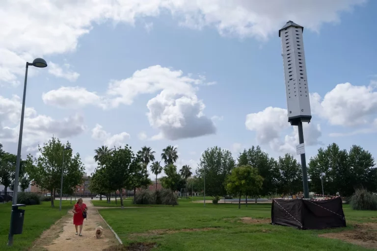 El gruista y la esteticista que idearon una torre para acabar con los mosquitos del Guadalquivir